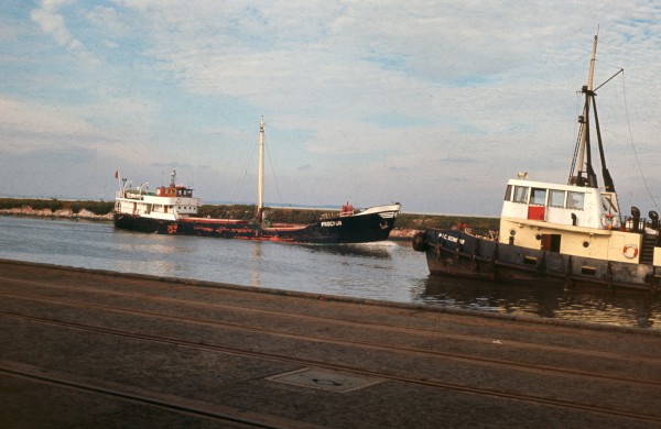 image ad-1-1-02 'procyon'(dutch) & tug 'msc scimitar' passing ellesmere port