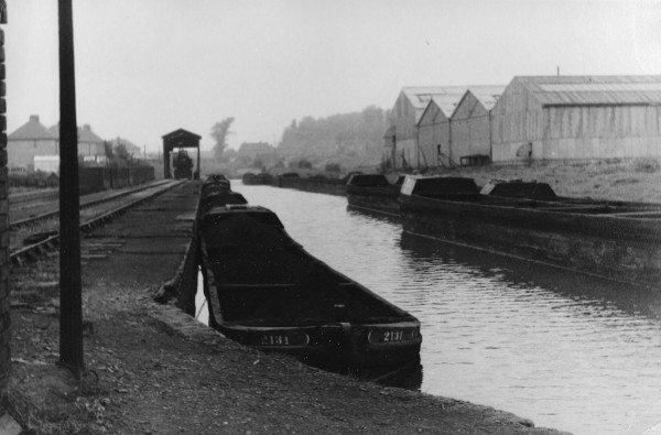 image B.C.N. Short Heath Basin, New Invention on Wyrley & Essington Canal. Coal bought by standard gauge rail from colleries in the Holly Bank area, mostly for W'hampton & Birchills Power stations, July 1955