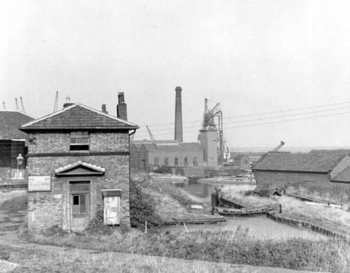 c03263 shrop-union canal tollhouse 1960's image c03263 shrop-union canal tollhouse 1960's