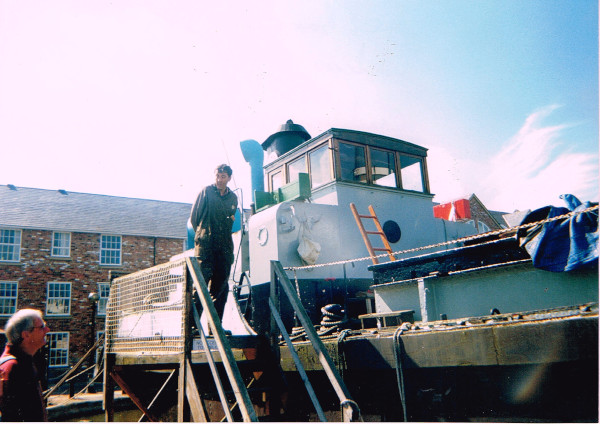 image barry low welcoming visitors on cudding at the boat museum festival, late 1990s