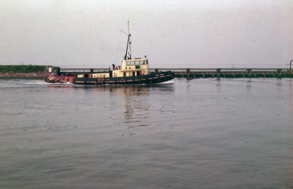 ad-1-1-25 tug 'msc sabre' passing ellesmere port image ad-1-1-25 tug 'msc sabre' passing ellesmere port