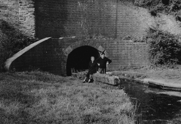 image Dudley No 1 Line, B.C.N. N. end of Dudley Old Tunnel - preparatory to doing canal trip into Wren's Nest Basin. Philip and May Weaver - Rodney took picture, 1952