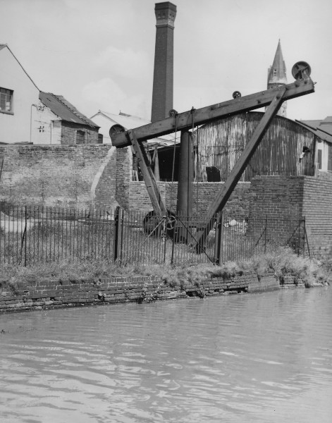 image Birmingham Canal 473' Level: Typical Canal Crane by Eagle Furnace Co. at Spon Lane