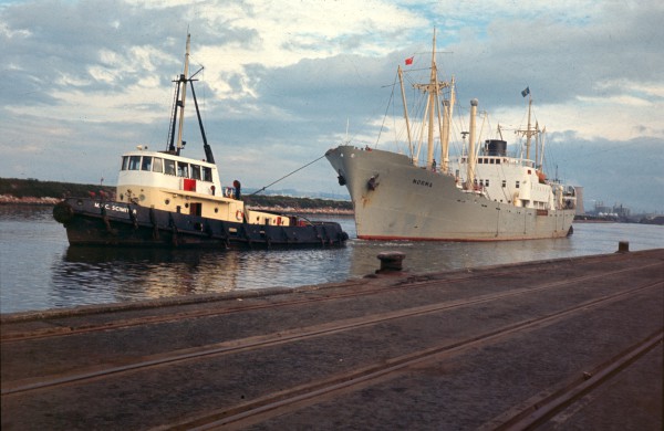 image ad-1-1-10 'norma' (sweden) assisted by 'msc scimitar' leaving ellesmere port(6)