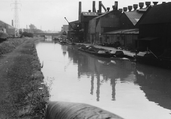 image T&S Element's boats unloading coal at the Oldbury Steel Conduit's Works, Wolverhampton Level, 1950
