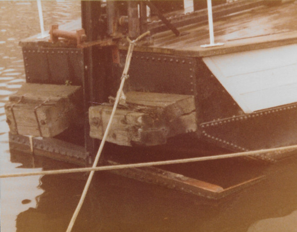 image Silt Dredger Bertha: Stern end showing scraper with attachment for pole centre. Scaper about 5'0