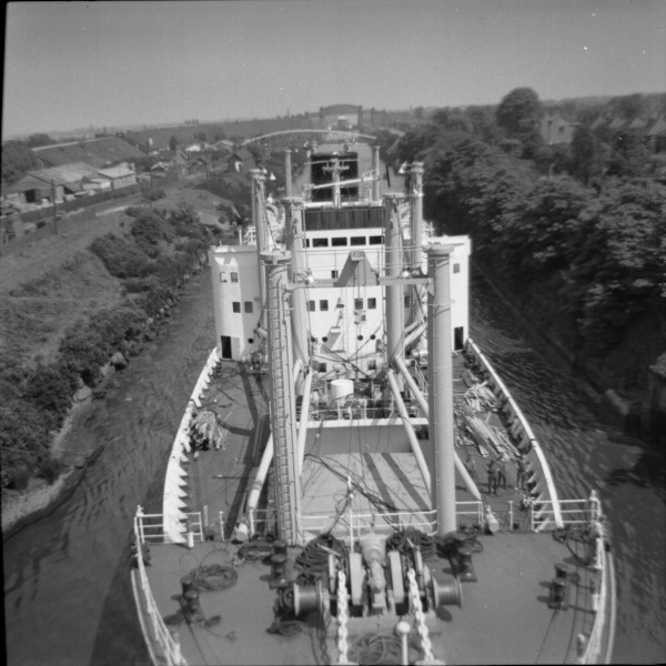 image 117 - 'pacific stronghold' passing beneath latchford cantilever bridge outward
