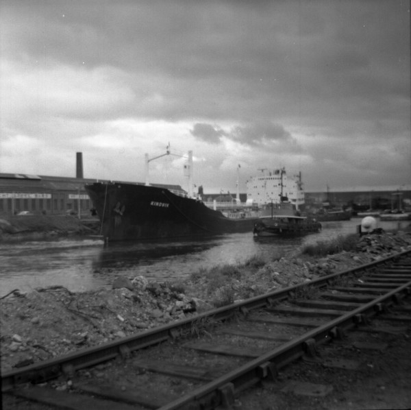 image 127 - 'kindvik' (iron ore carrier) temporarily berthing on latchford top dolphins bound for irlam steel works