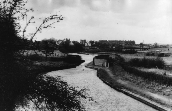 image B.C.N. Anglesey Branch: View over L&N.W.Rly Aqueduct @ Brownhills. Taken from Middleton Bridge looking towards Freeth Bridge on A5. Aqueduct is cast iron built by Lloyd, Fosters & Co Engineers of Wednesbury in 1856. Photo 1956