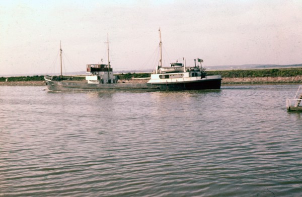 image ad-1-1-21 'menapia'[irish motorships ltd, wexford] passing ellesmere port