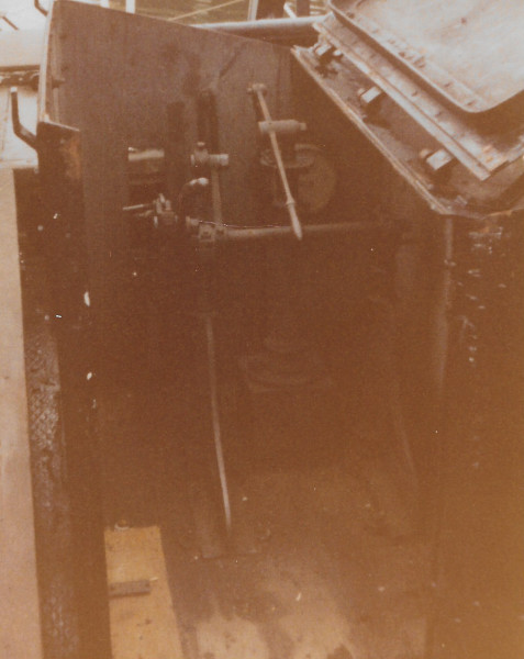 image Control Box of Silt Dredger Bertha: G.W.R. pressure gauge (right), throttle lever centre, left valve operating lever & center connnecting mechanism